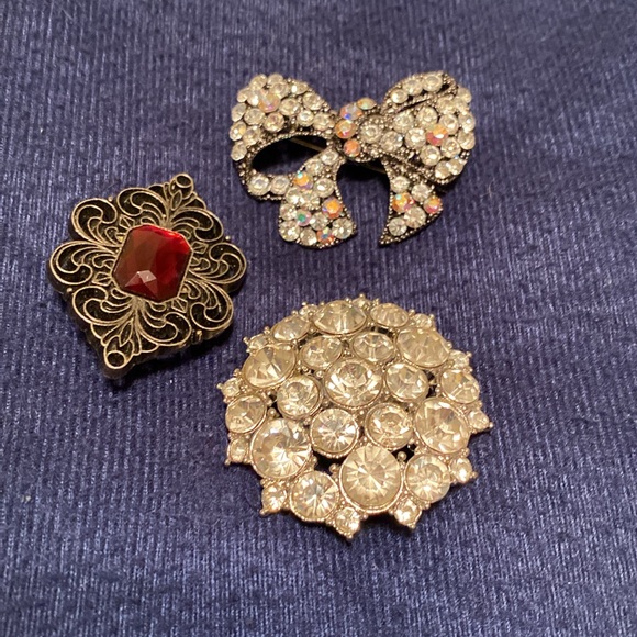 Set of three pins 1 1/2” x 1 1/2” - Picture 3 of 6